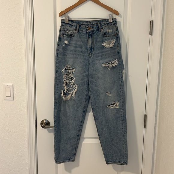 American Eagle Relaxed Mom Jeans Size 4 Destructed High Waist Light Wash - Picture 13 of 14